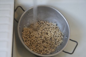 Wash black-eyed peas in water; pick out bad beans or pebbles.