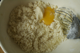 mix-yolk-in-dough