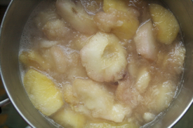 peaches-in-saucepan