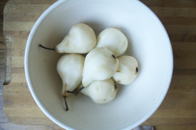 peeled-pears-in-bowl