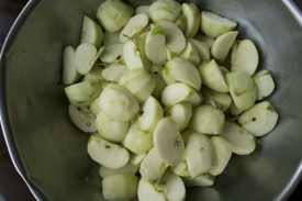 quartered-apples-in-bowl