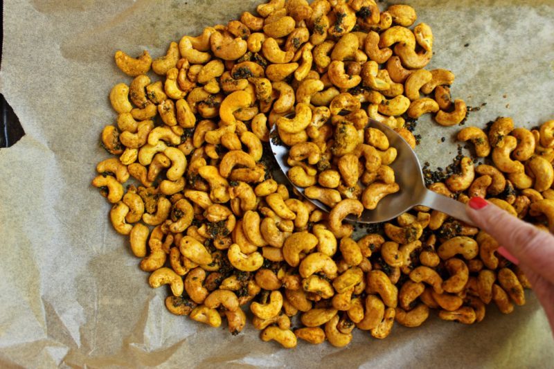 toasted turmeric cashews
